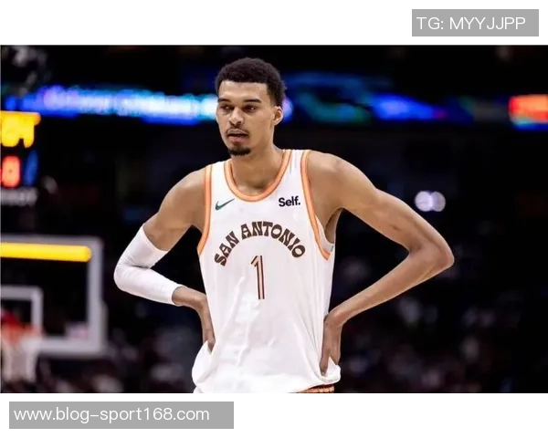 马刺半场领先太阳7分福克斯表现出色狄龙和布克状态起伏