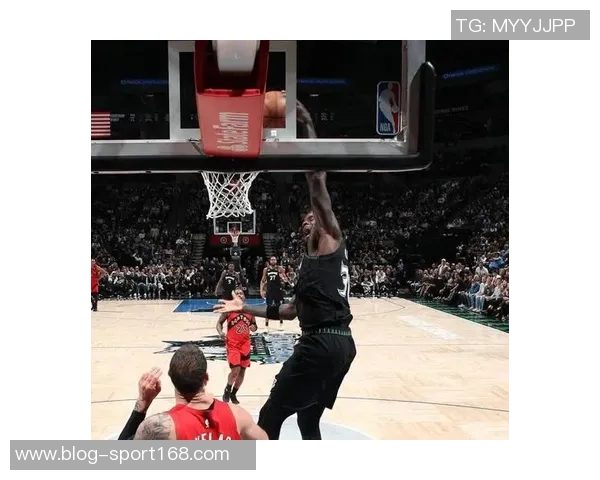 兰德尔表现稳定11投6中贡献14分4篮板1助攻1抢断助力球队胜利